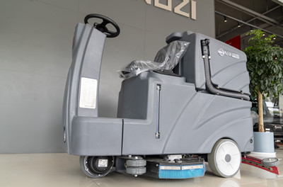 扬子驾驶式洗地机：高效清洁的利器.jpg